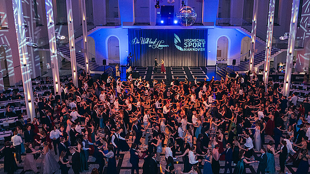 Internationaler Hochschulball 2026: Blick auf die tanzenden Menschen. Die Welt tanzt in Hannover.