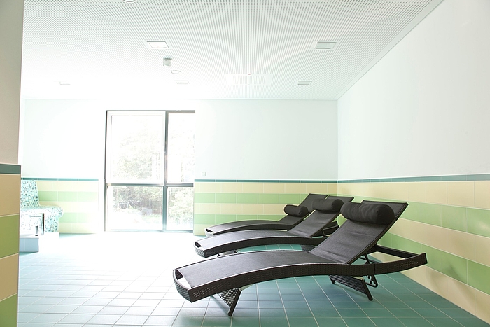 Zwei Saunaliegen.