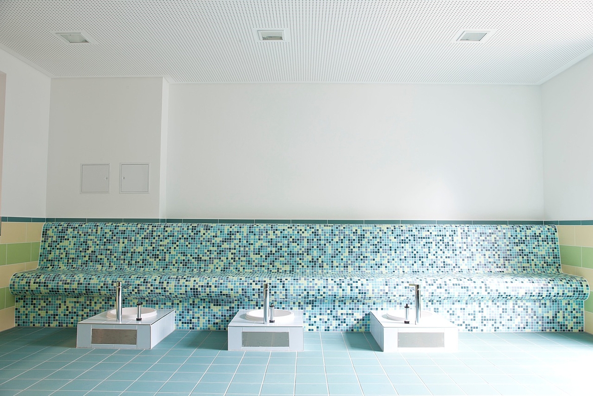 Fußbecken und beheizte Sitzbank.