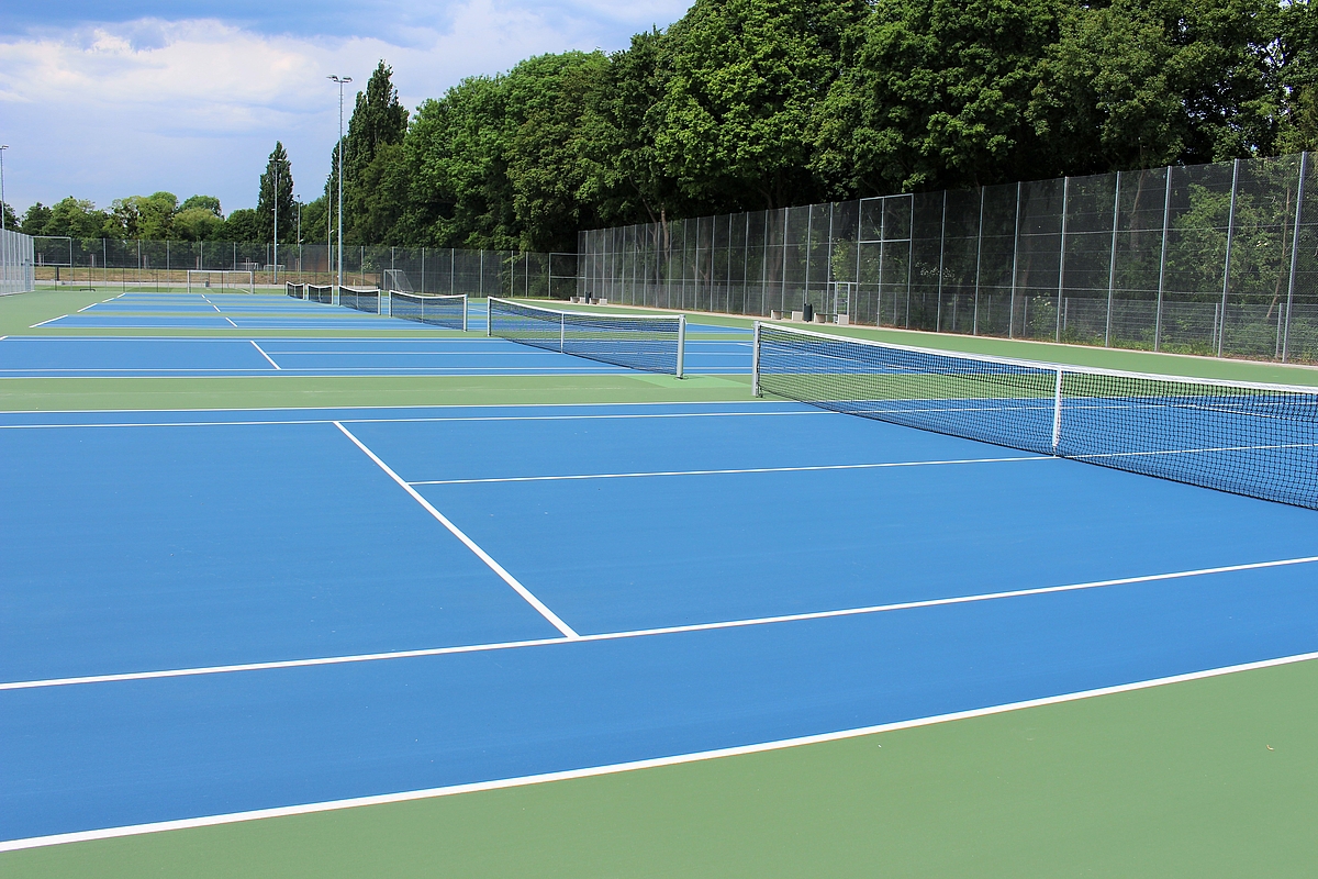 Die Tennisplätze draußen.