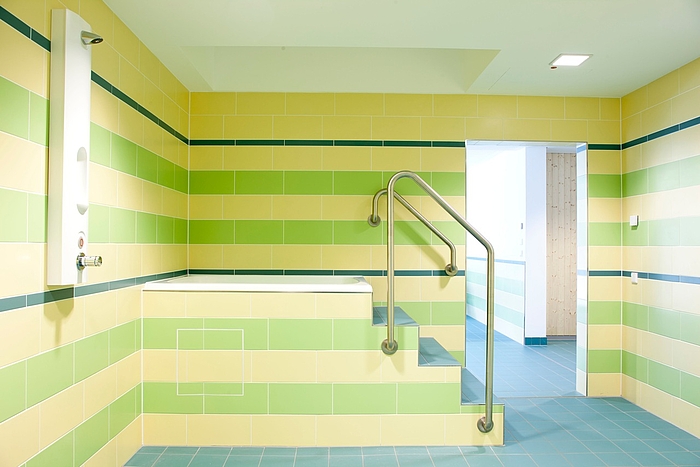 Ein Tauchbecken und eine Dusche.