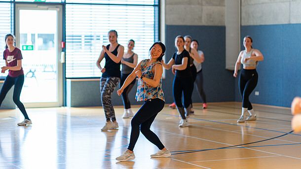 Eine Teilnehmerin tanzt Zumba in der Halle 3 auf dem SportCAMPUS.