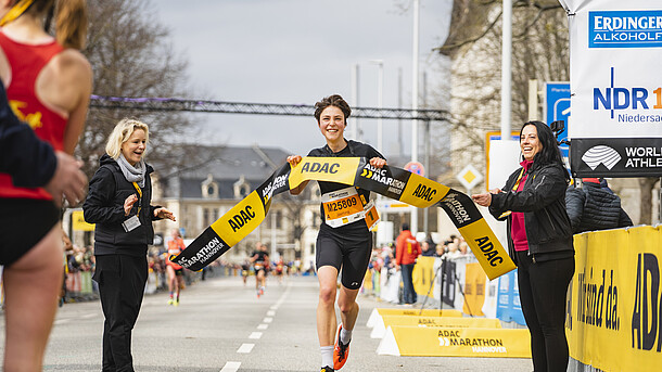 Zieleinlauf einer Läuferin beim ADAC Marathon in Hannover.