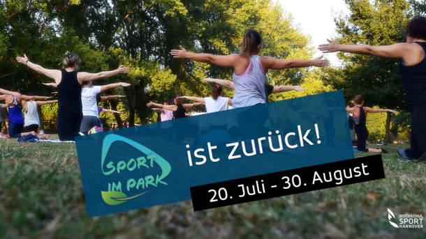 Mehrere Teilnehmende bei einem Sportkurs im Park. 