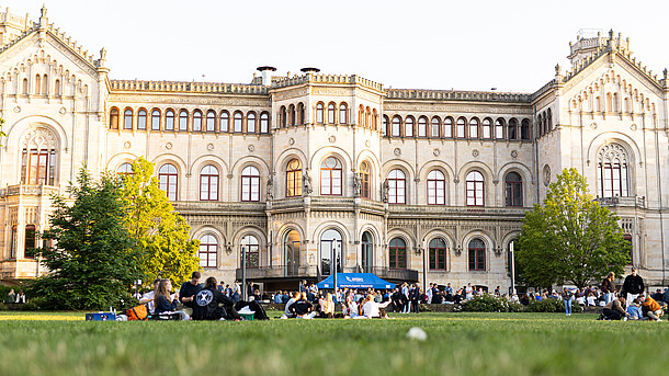 Blick auf das Welfenschloss mit Besucher:innen des Uni-Sommerfests.