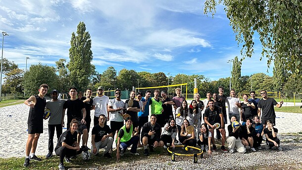 Gruppenbild der internationalen Studierenden beim Sporttag 2023 auf dem SportCAMPUS.