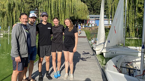 Teilnehmende an der adh-Trophy Segeln 2023 auf dem Steg am See.