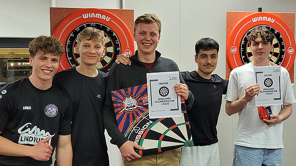 Sieger des Dartturniers und FWD-Team