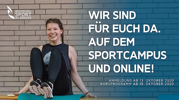 Eine Frau auf einer Fitnessmatte mit der Bildaufschrift "Wir sind für euch da. Auf dem Sportcampus und online."
