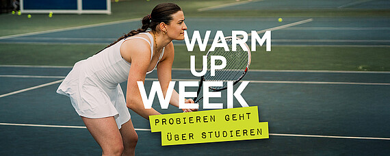 Tennisspielerin wartet auf Return. Es ist der Schriftzug Warm-up-Week - Probieren geht über studieren zu sehen.