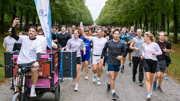 Viele laufende Menschen im Park