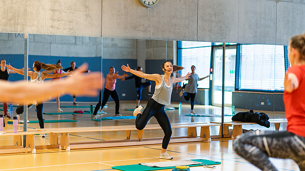 Motivierte und fröhliche Trainerin eines Groupfitnesskurses.