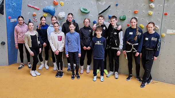 Gruppenfoto der Schülerinnen und Schüler des Zukunfstages 2025 vor der Kletterwand
