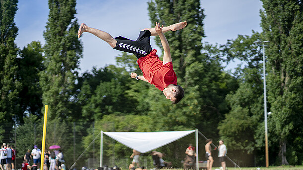 Ein Mann macht einen Salto.