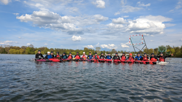 Gruppenbild der Sportgruppe Kanupolo auf dem Maschsee.