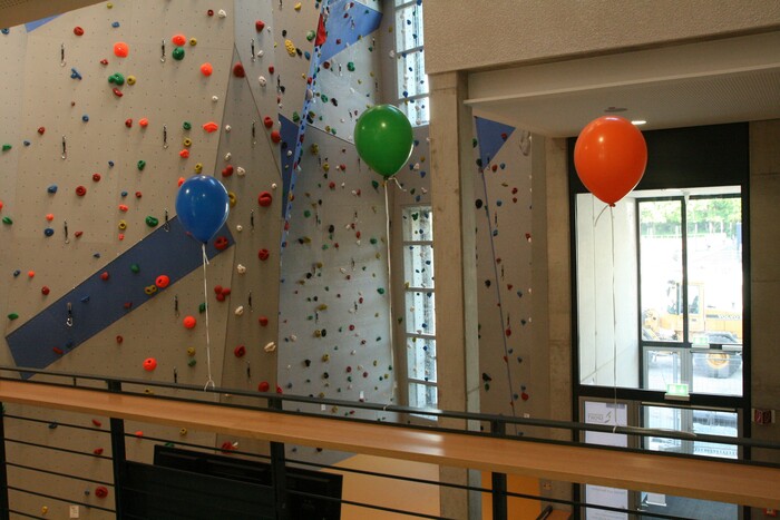 Luftballons vor der Kletterwand.