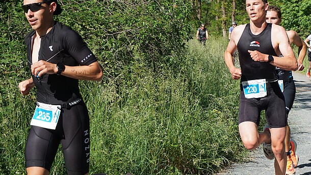 Zwei Männer laufen bei der DHM Triathlon