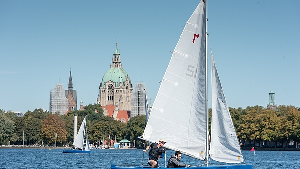 Ein Segelschiff auf dem Maschsee.