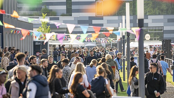 viele Menschen auf dem SportCAMPUS und bunte, flatterende Wimpelketten