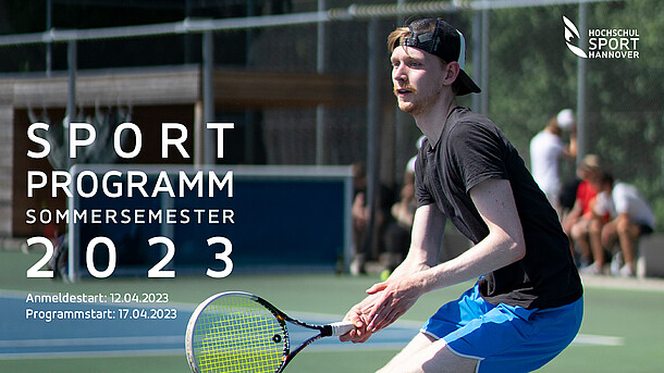 Sportprogramm Sommersemester 2023. Anmeldestart: 12.04.23, Programmstart: 17.04.2023. Ein Tennisspieler fokussiert den Ball.