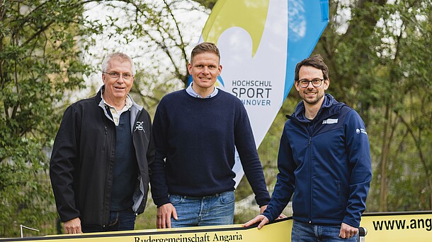 Der Vorsitzende von Angaria, Leitung und stellvertrende Leitung des ZfH stehen am neuen Ruderboot.