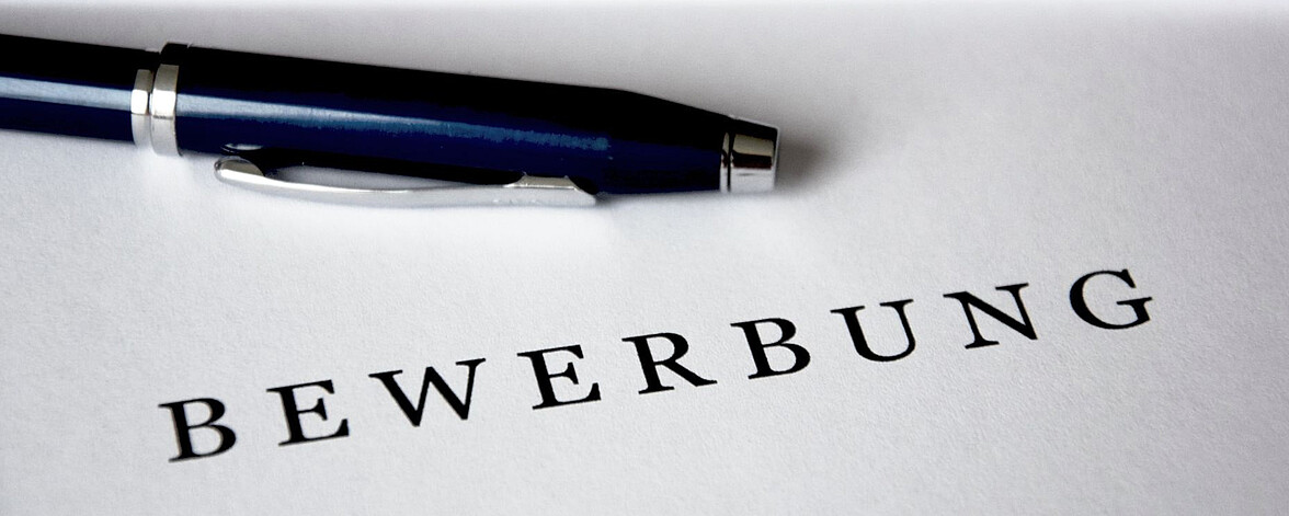 Abbildung Bewerbung mit Kugelschreiber. 