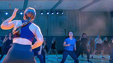 Übungsleiter führt eine Slashpipe-Übung aus.