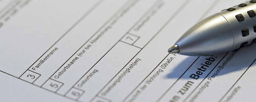 Ein Kugelschreiber auf einem Formular.