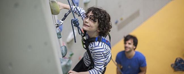 Sichernder mit Kind beim Klettern.