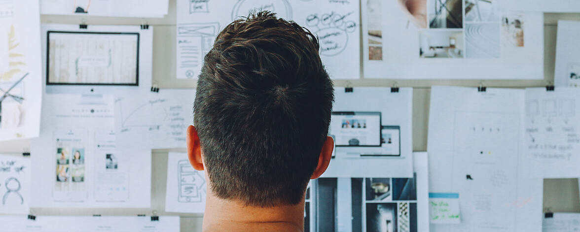 Hinterkopf vor Pinnwand.