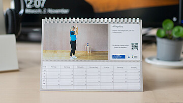 Leibniz Pausenexpress Kalender steht auf einem Schreibtisch