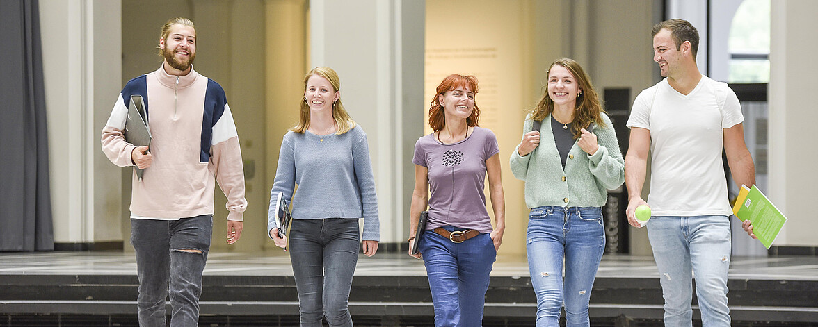 Ein Rucksack mit Kleinsportgeräten.