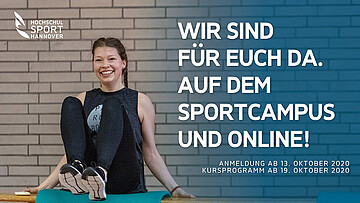 Eine Frau auf einer Fitnessmatte mit der Bildaufschrift "Wir sind für euch da. Auf dem Sportcampus und online."