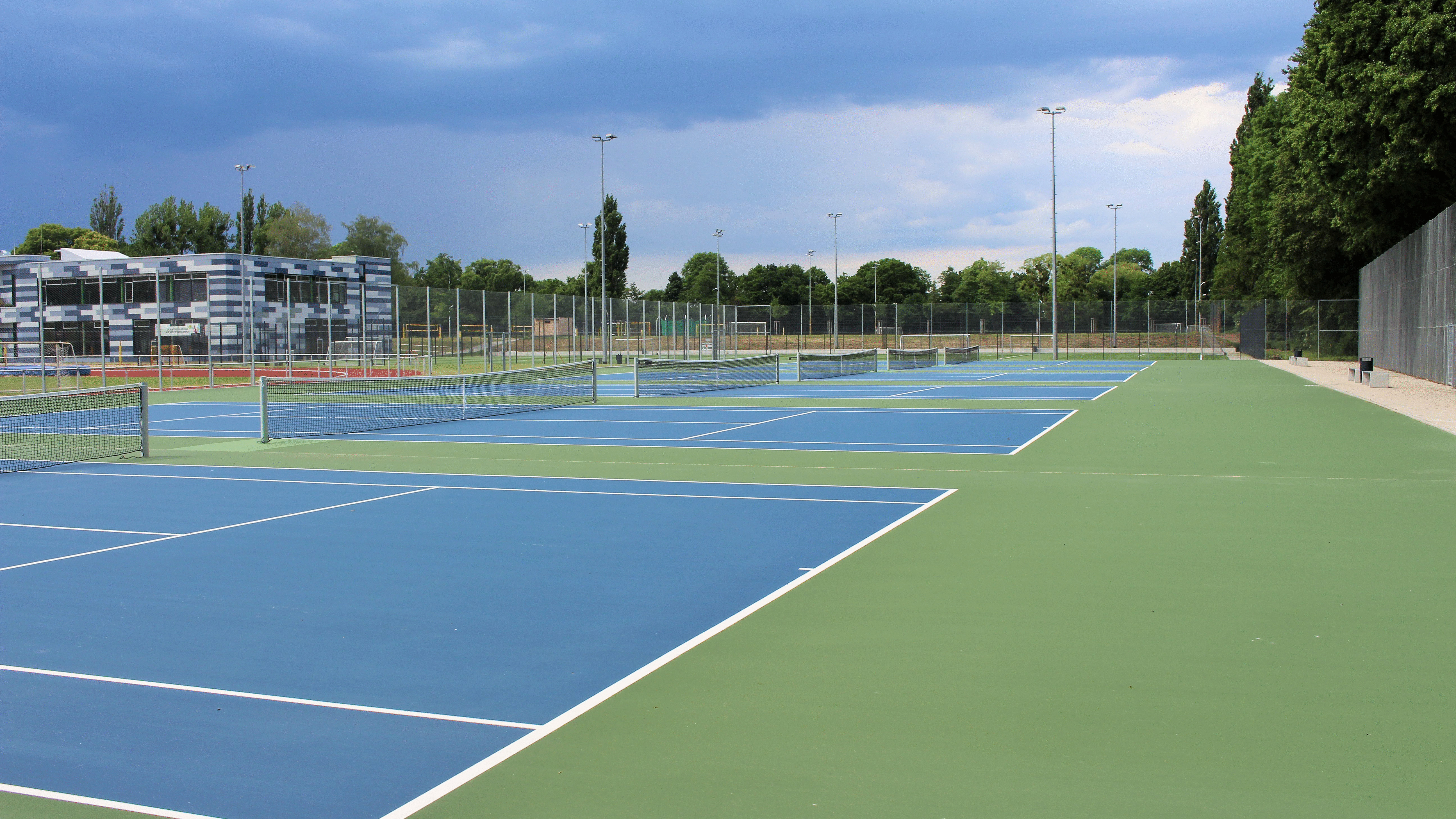Es sind die Tennisplätze des Hochschulsports zu sehen.