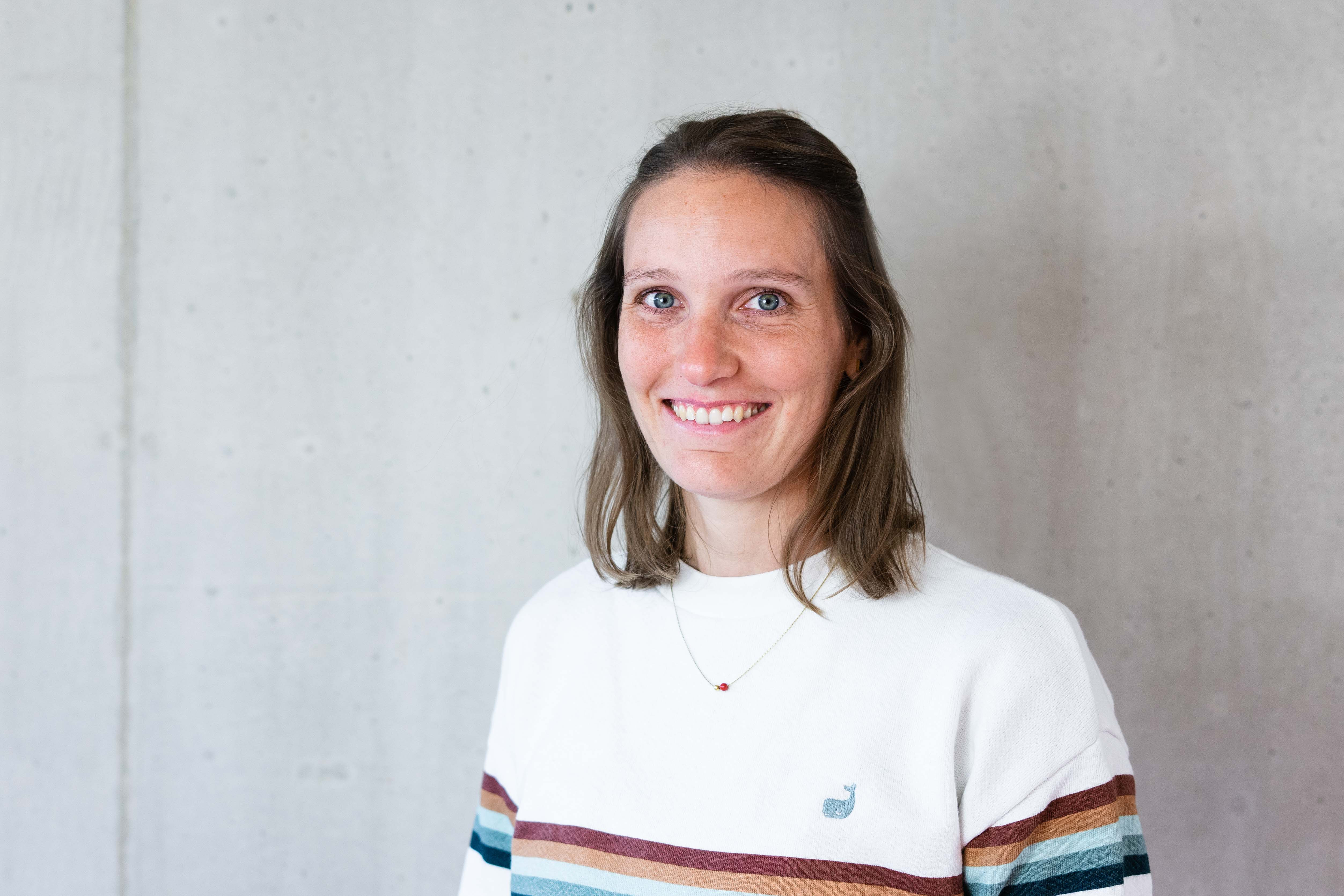 Auf dem Bild ist die Mitarbeitende Julia Grommisch zu sehen.