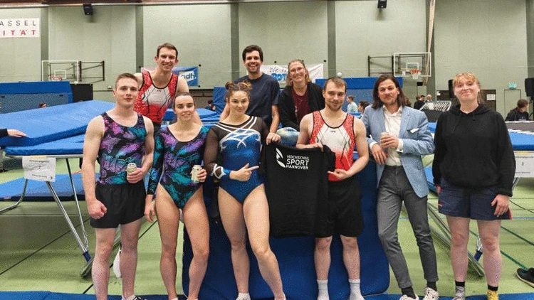 Trampolin-Gruppe in der Turnhalle vor Trampolinen.