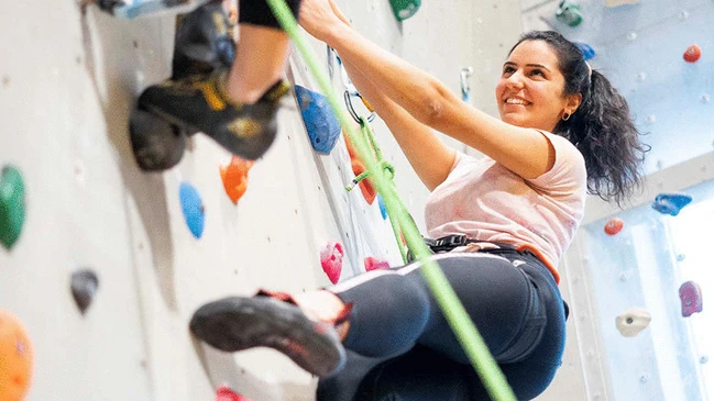 Kletterin beim Aufstieg.