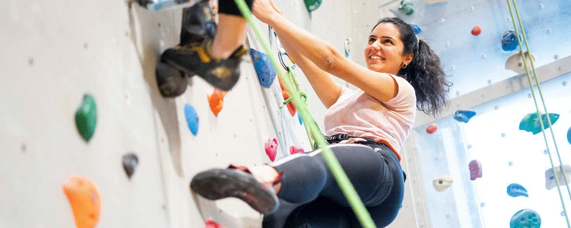 Kletterin beim Aufstieg.