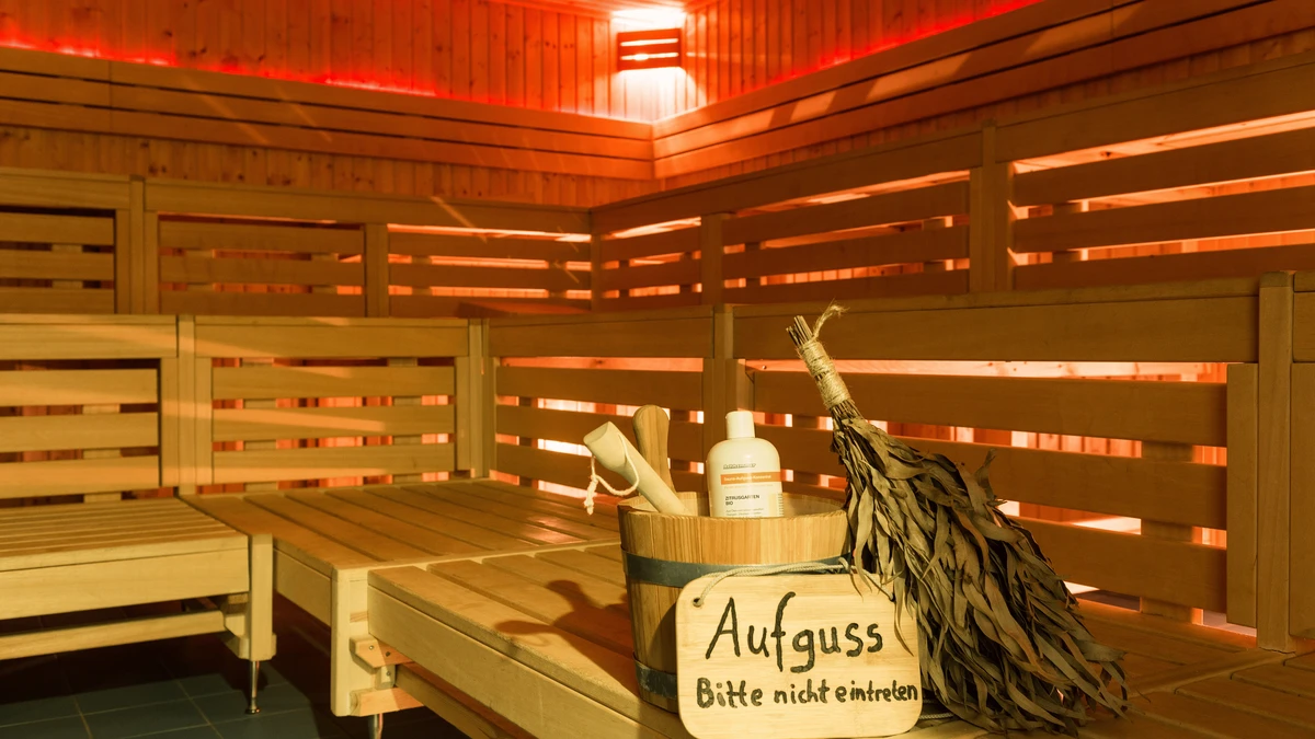 Saunabänke mit Aufguss-Utensilien.