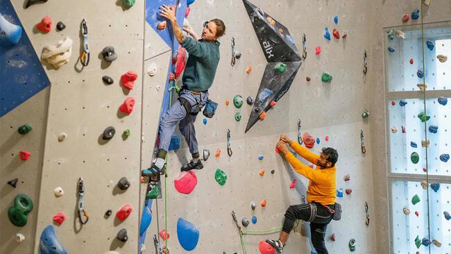 Kletternde beim Kletterkurs.