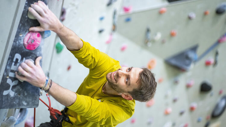 Louis klettert die Kletterwand im KC hoch