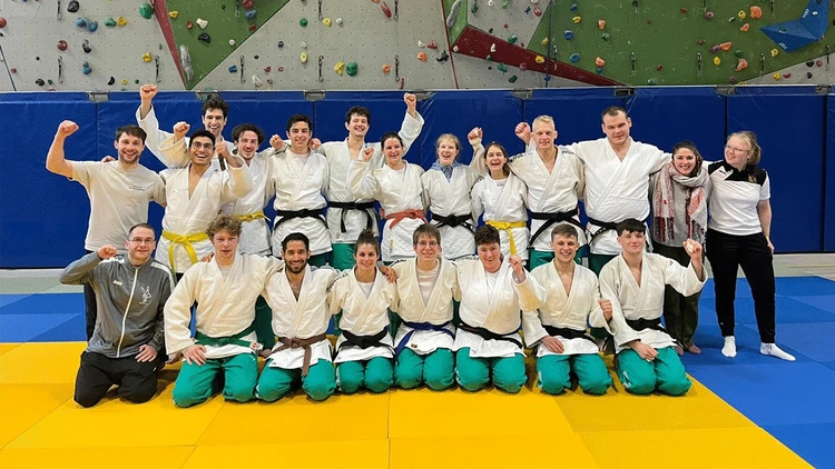 Gruppenbild der jubelnden Teilnehmenden aus Hannover an der DHM Judo 2025