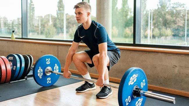 Ein Mann trainiert im CampusFit mit einer Langhantel.