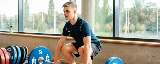 Ein Mann trainiert im CampusFit mit einer Langhantel.