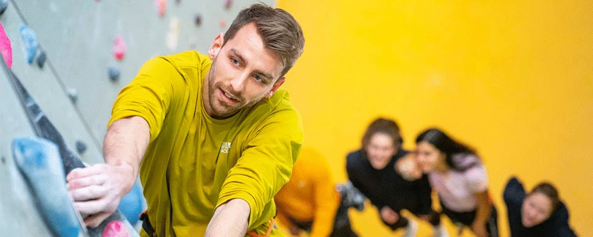 Kletterin und Sichernder an der Kletterwand.