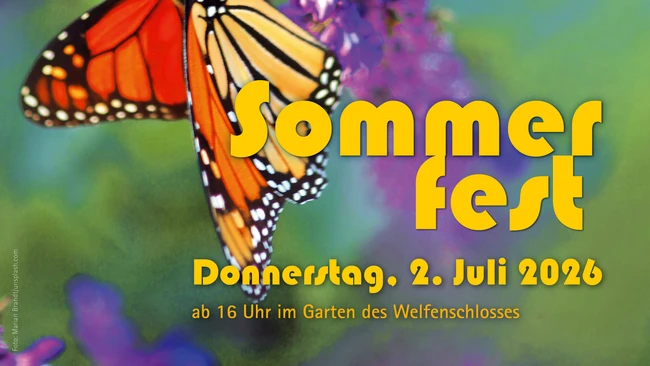 Plakat für das „Sommerfest“ am Donnerstag, 2. Juli 2026. Im Hintergrund ist ein orange-schwarzer Monarchfalter auf violetten Blüten vor unscharfem grünem Gartenhintergrund zu sehen. Der Schriftzug „Sommerfest“ erscheint groß in gelber Schrift. Darunter stehen die Angaben: „Donnerstag, 2. Juli 2026“ und „ab 16 Uhr im Garten des Welfenschlosses“. Links am Rand befindet sich der Fotohinweis: „Foto: Marian Brandt/unsplash.com“.